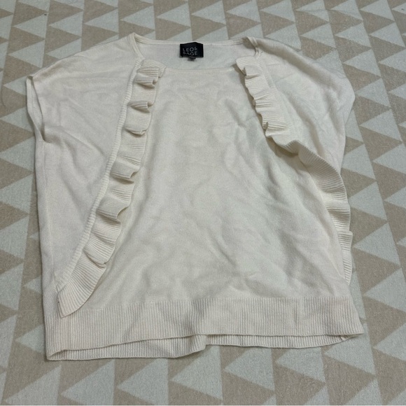 Leo and Sage ivory sleeveless ruffle front cashmere top - Picture 1 of 4